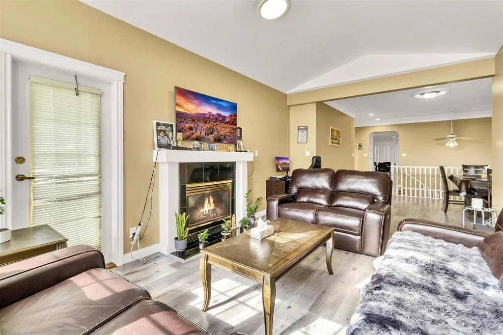 17 31445 Upper Maclure Road