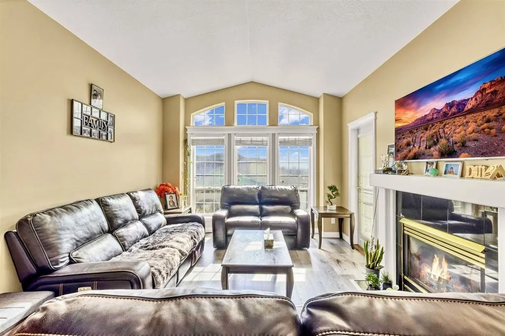 17 31445 Upper Maclure Road
