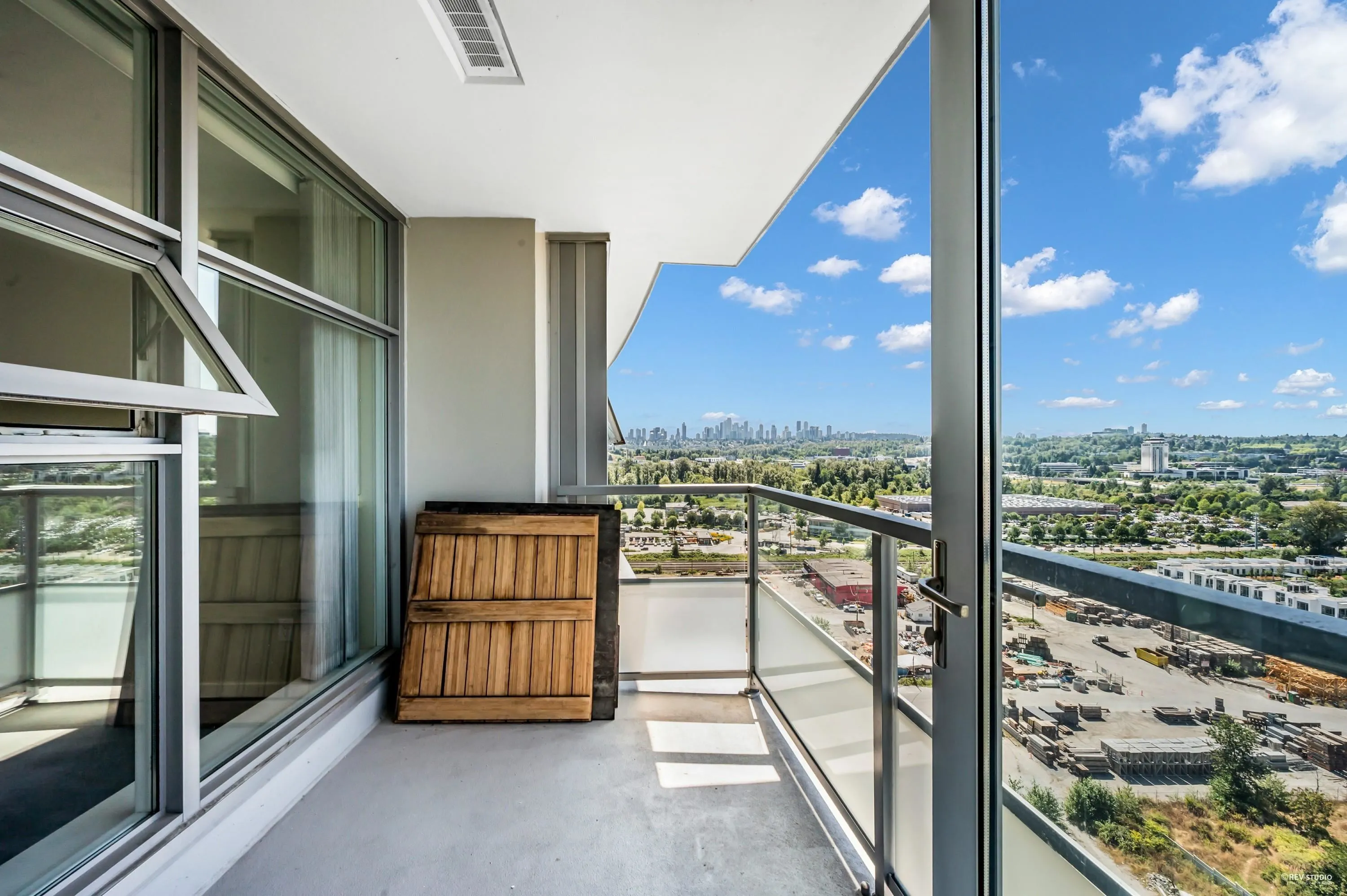 2208 2289 Yukon Crescent