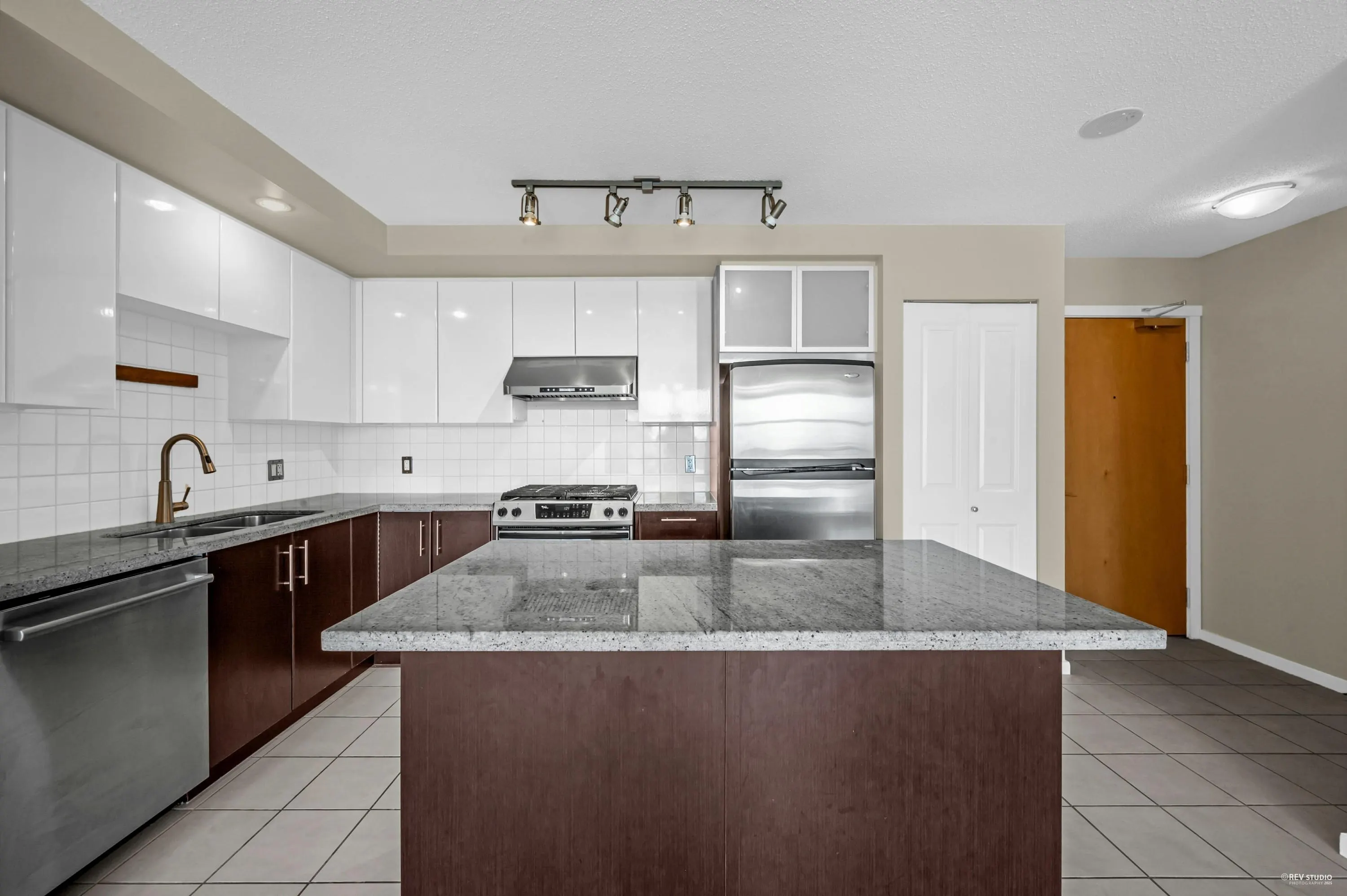 2208 2289 Yukon Crescent