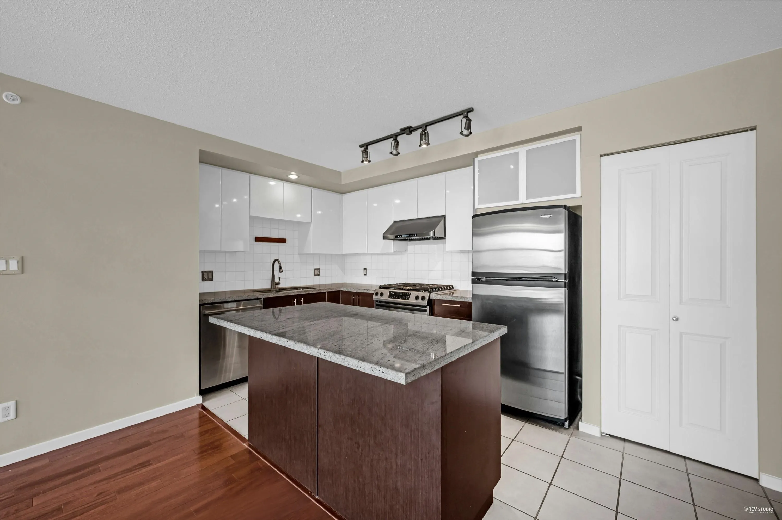 2208 2289 Yukon Crescent