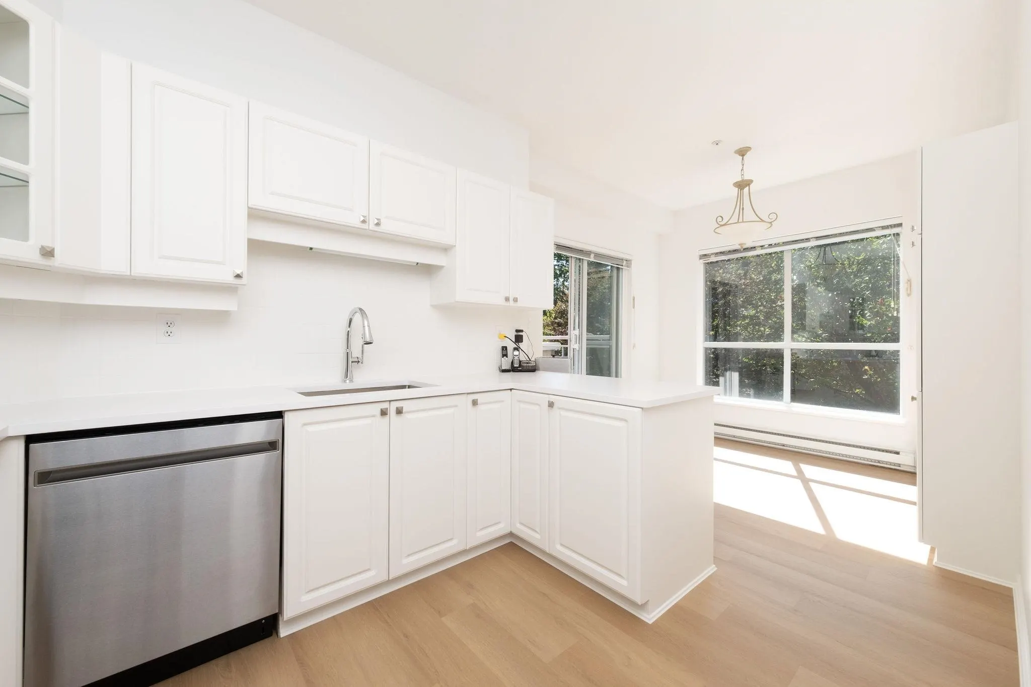 208 5262 Oakmount Crescent