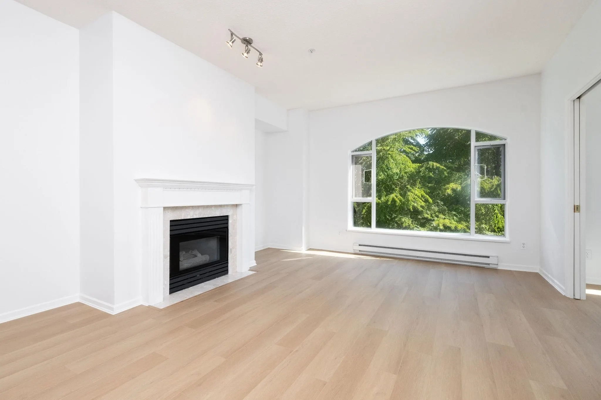 208 5262 Oakmount Crescent