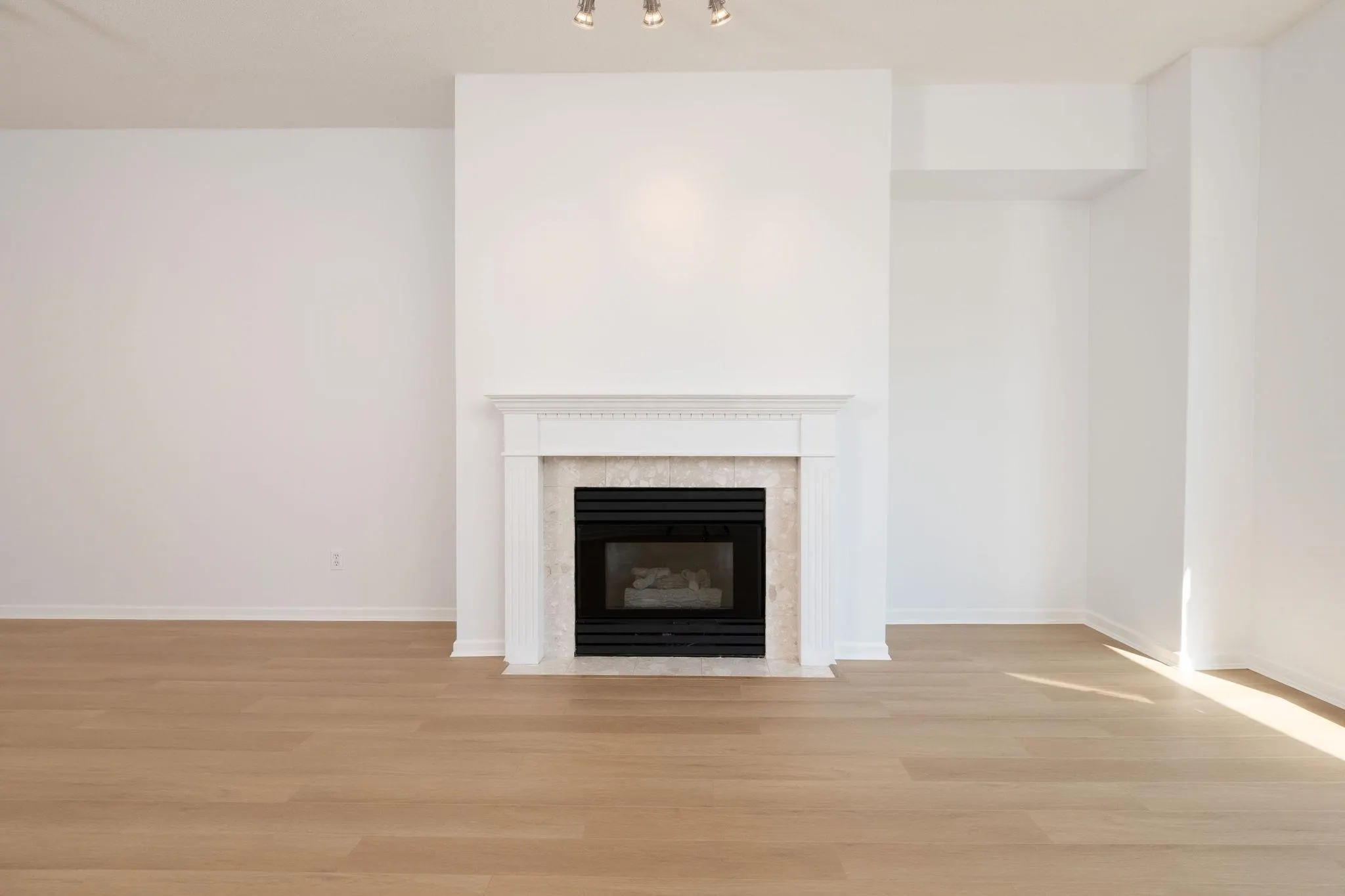 208 5262 Oakmount Crescent