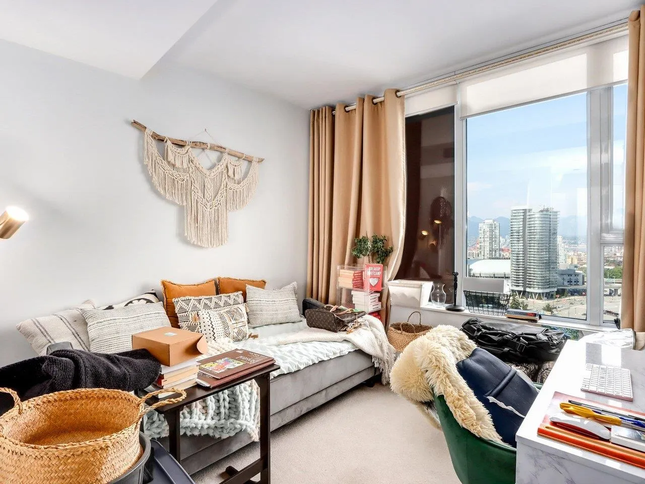 2701 8 Smithe Mews