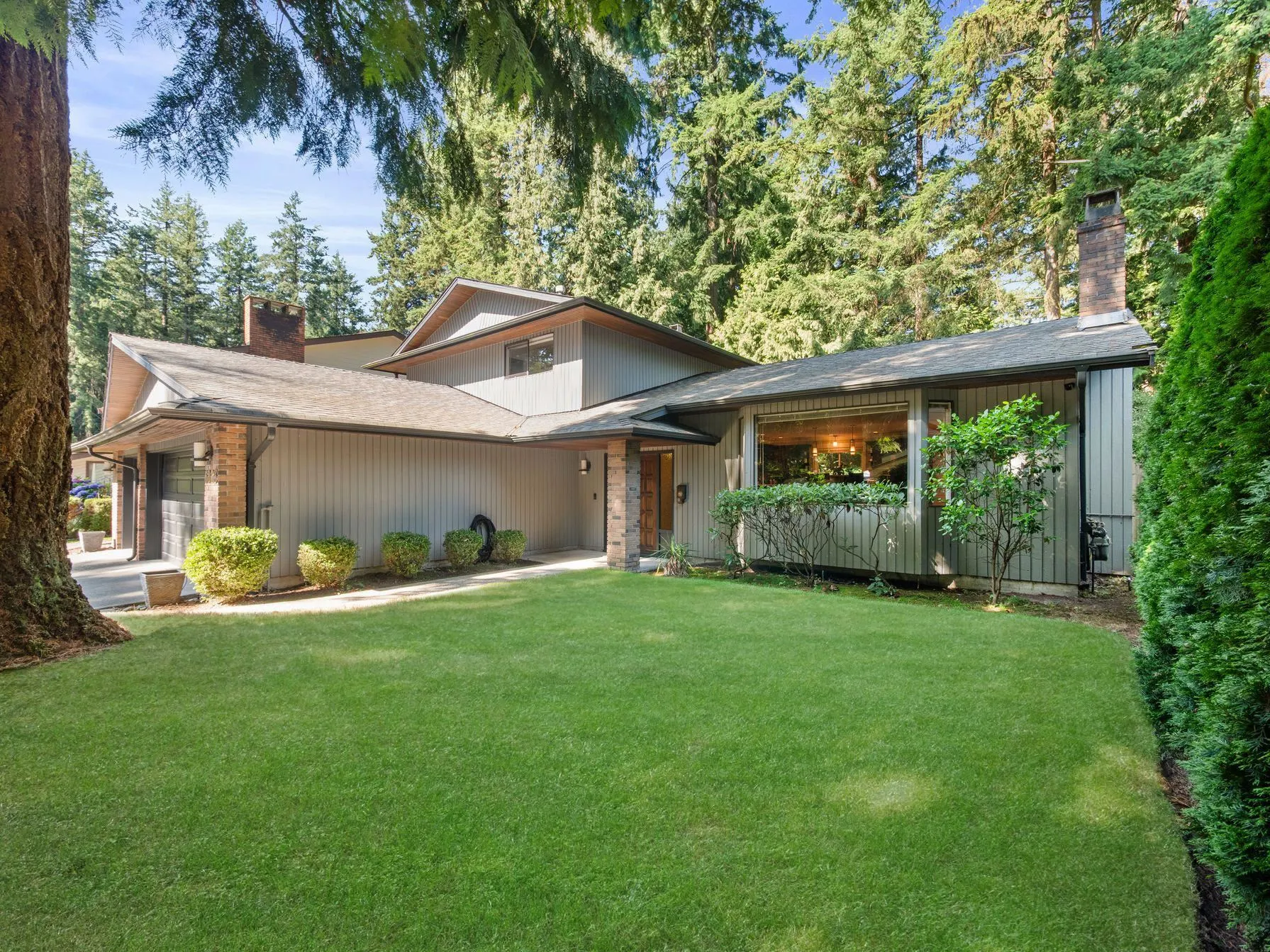 6823 Sussex Crescent