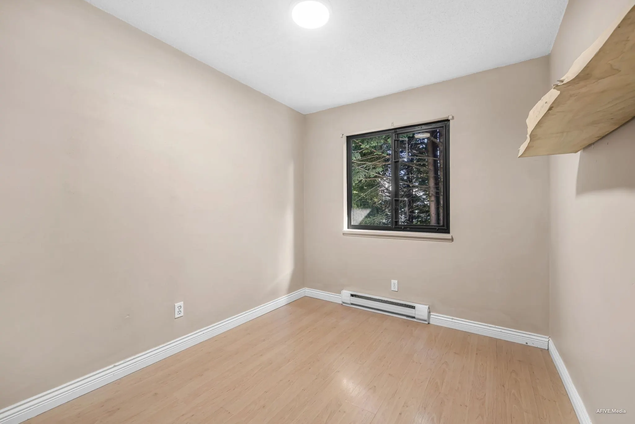 148 13758 67 Avenue