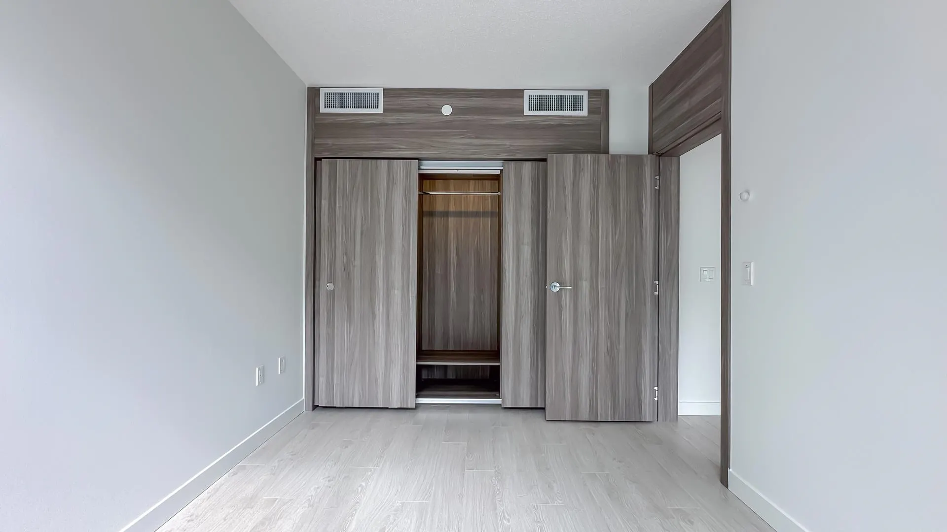 886 8671 Hazelbridge Way