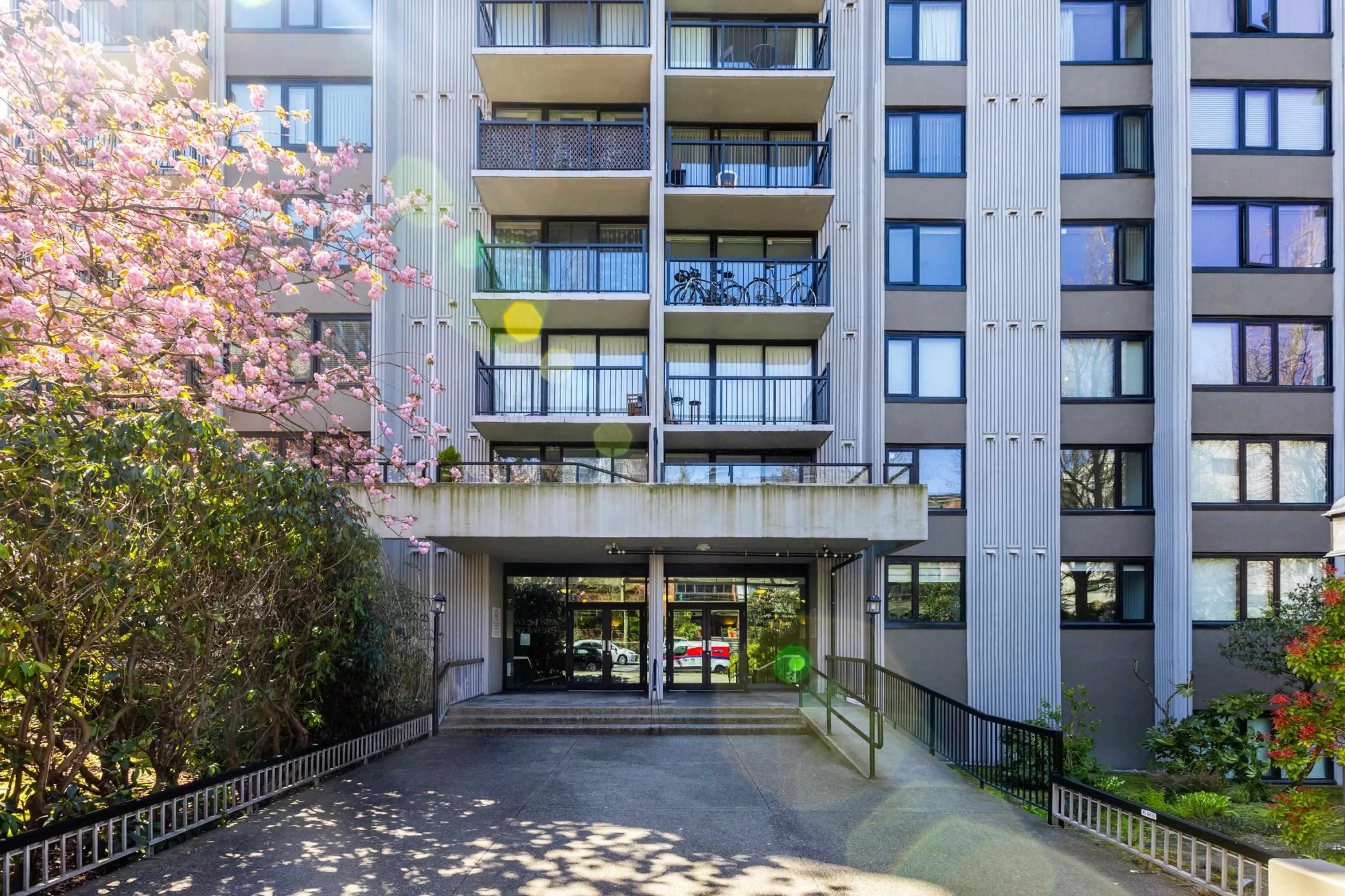 1403 1330 Harwood Street