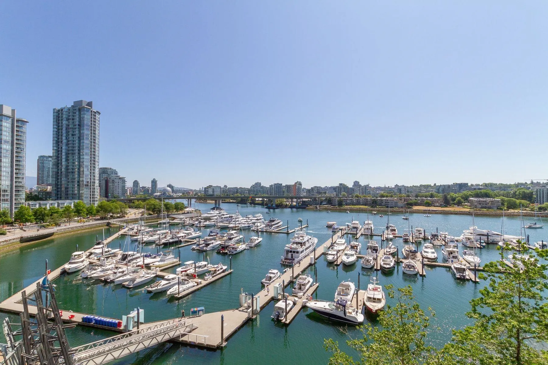 610 1228 Marinaside Crescent