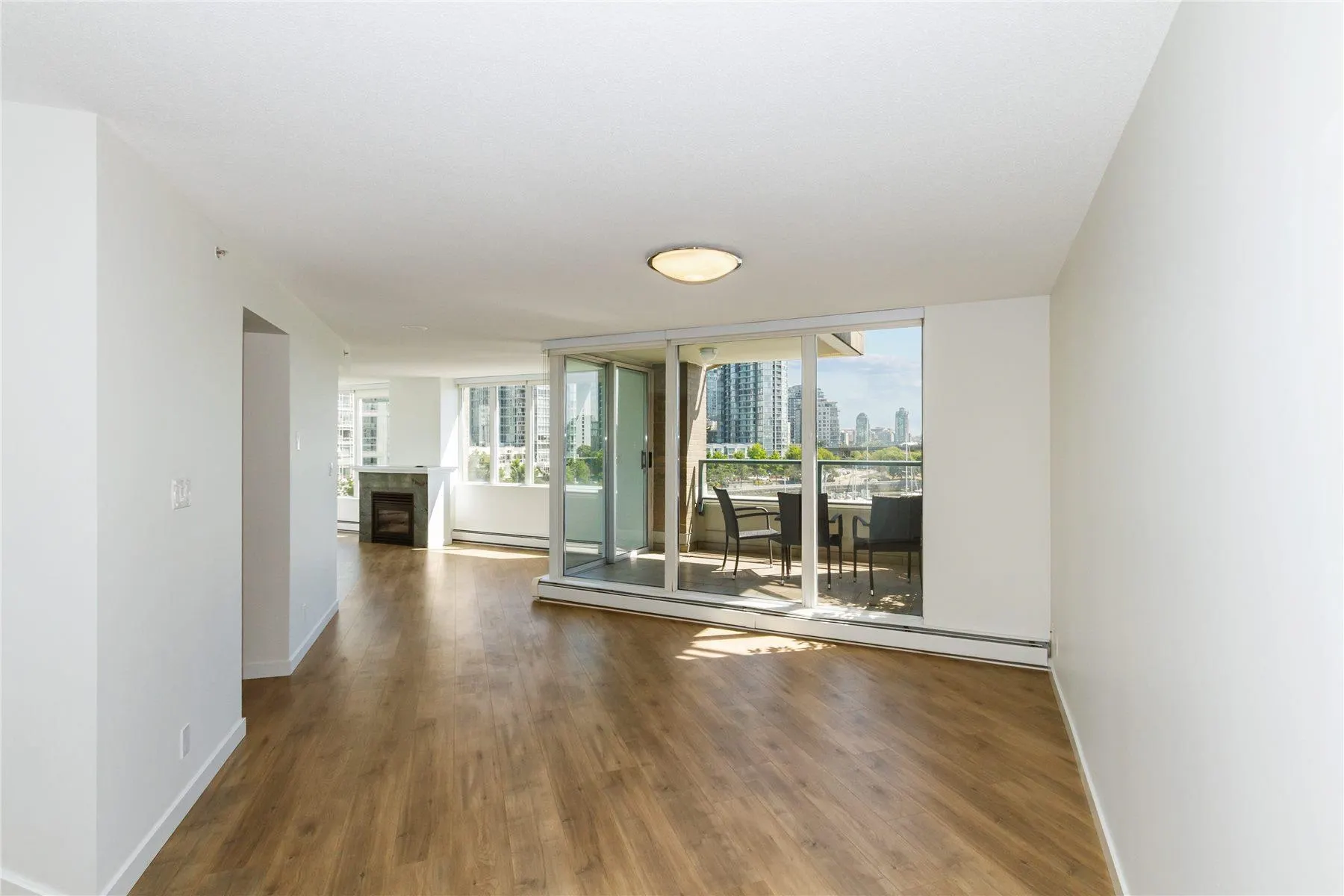 610 1228 Marinaside Crescent