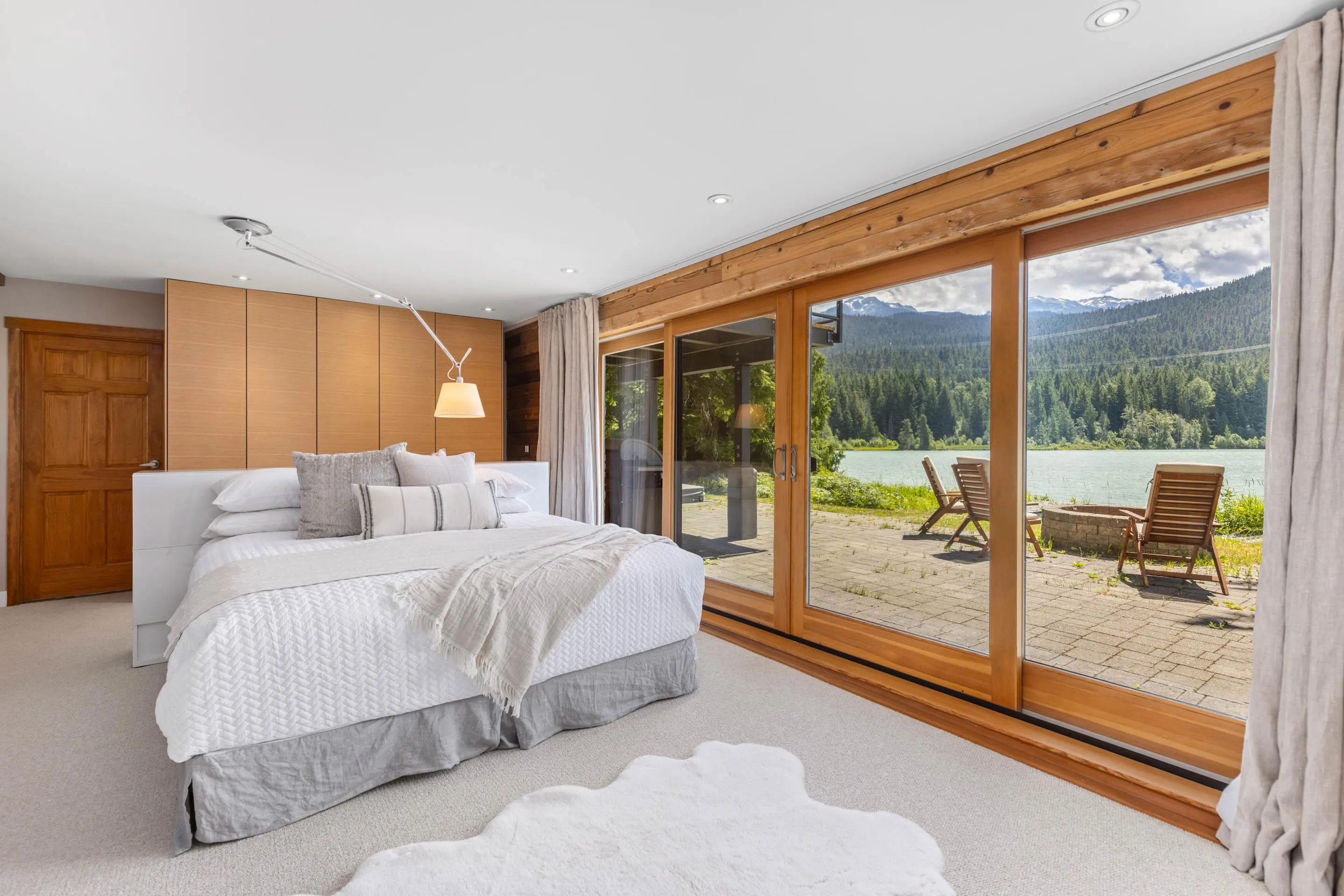 9249 Lakeshore Drive