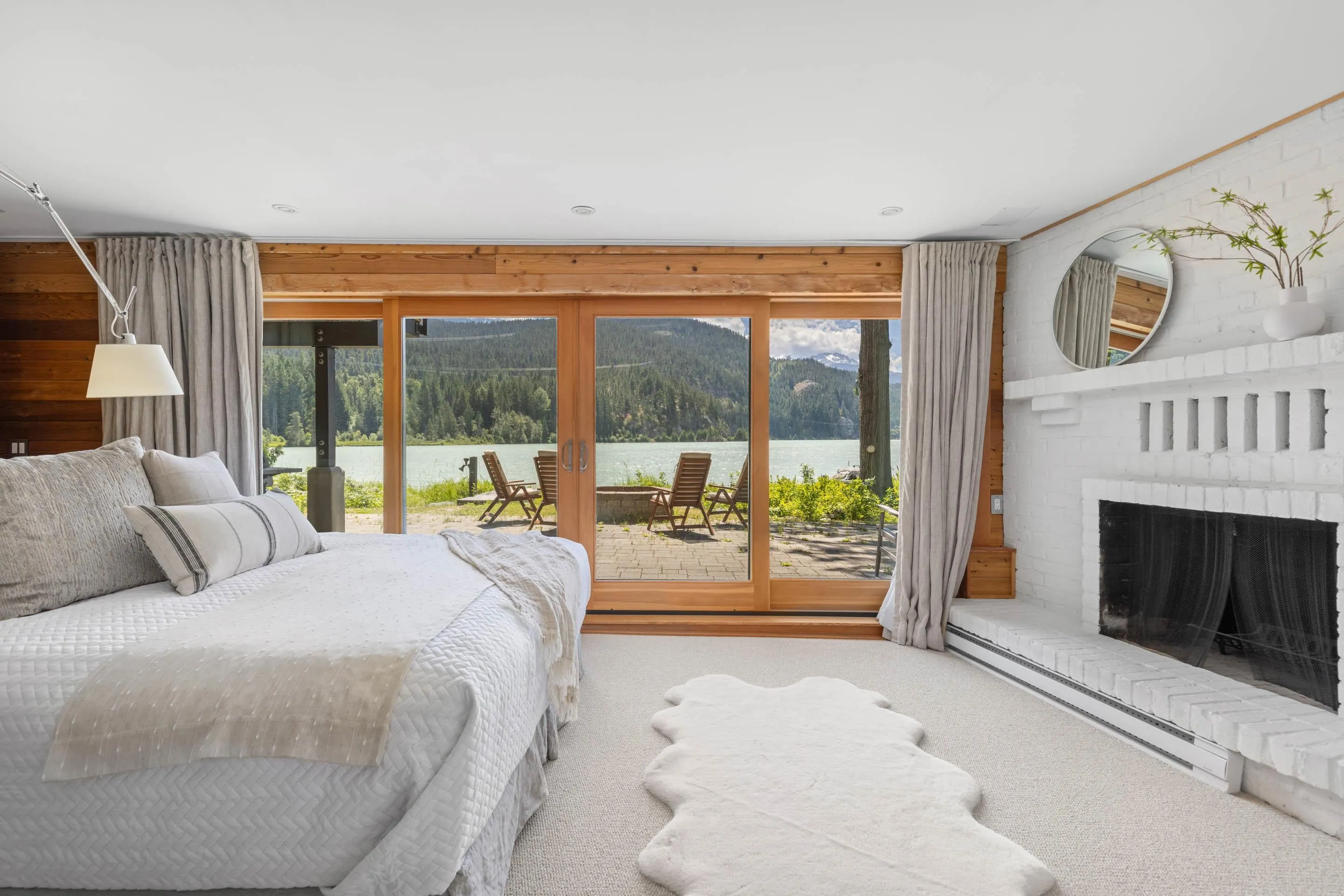 9249 Lakeshore Drive