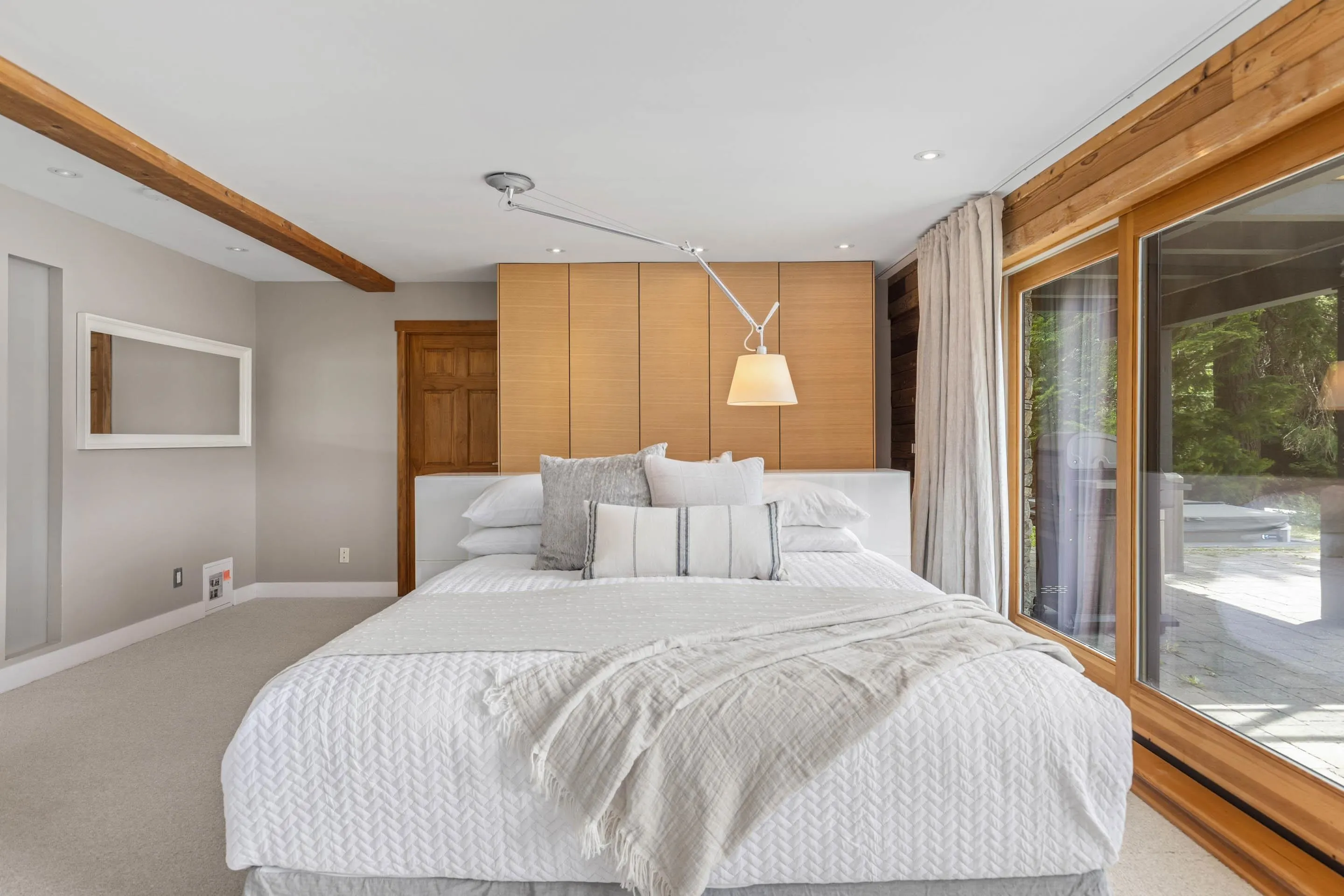 9249 Lakeshore Drive