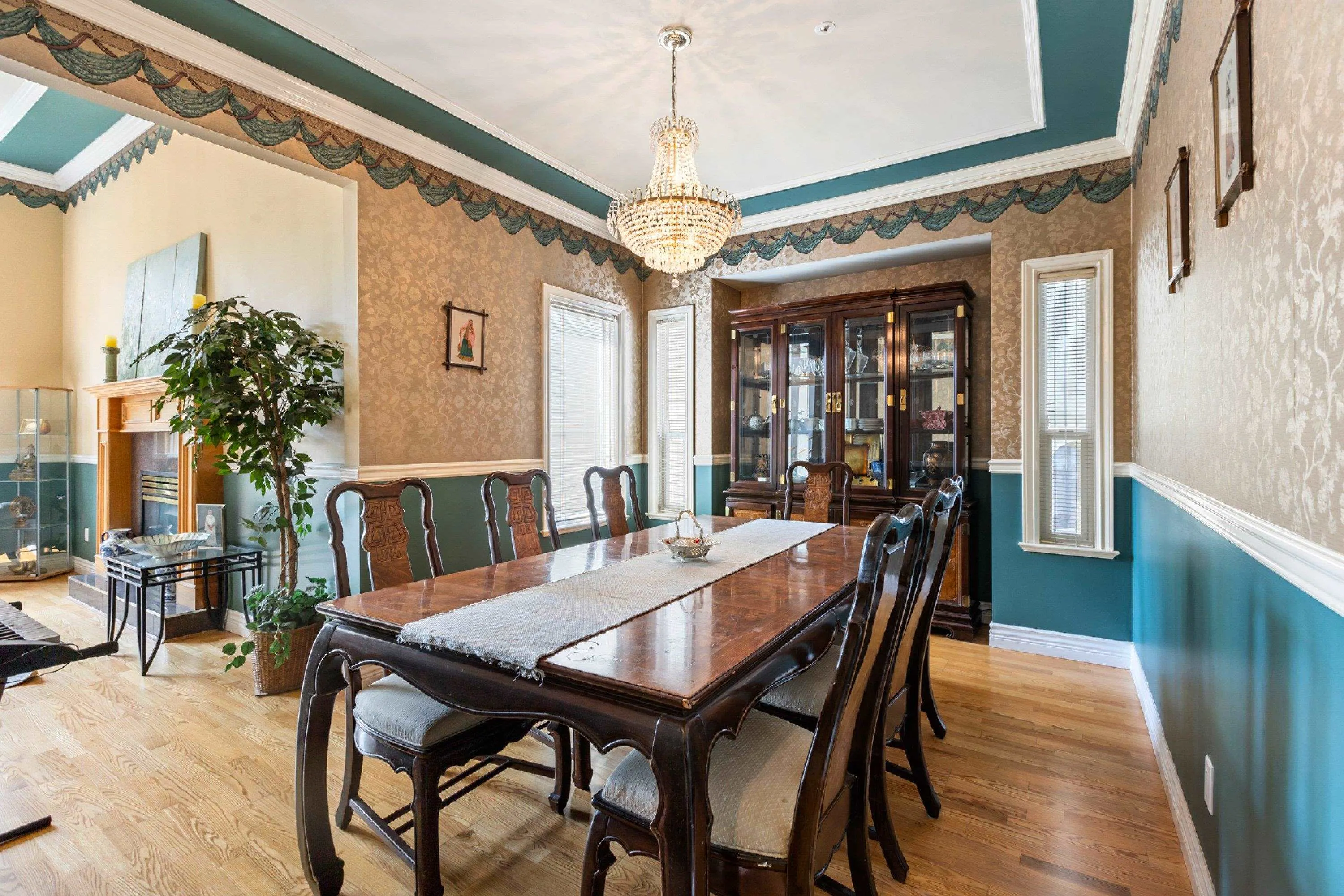 11393 Royal Crescent