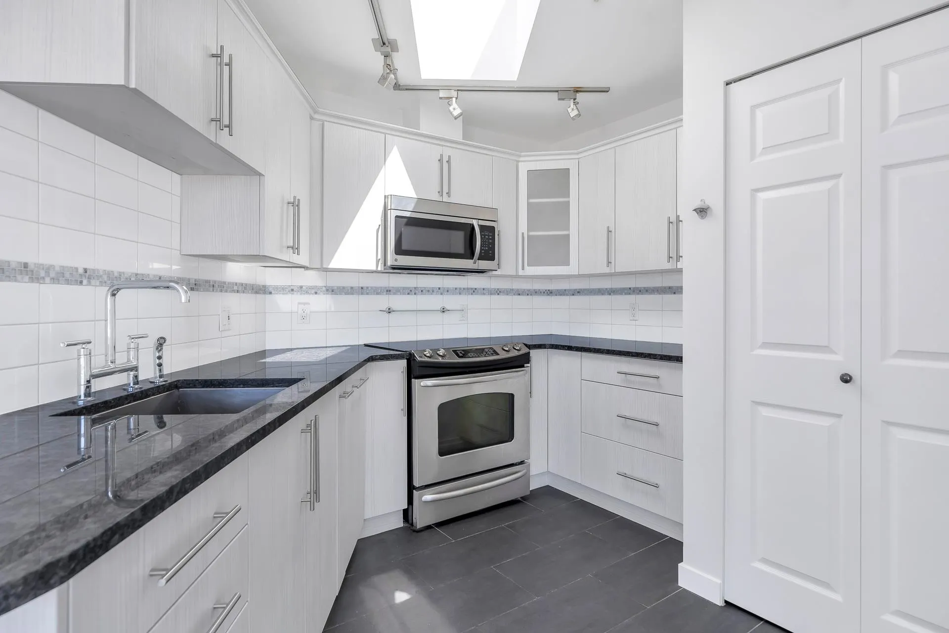 404 245 St. Davids Avenue