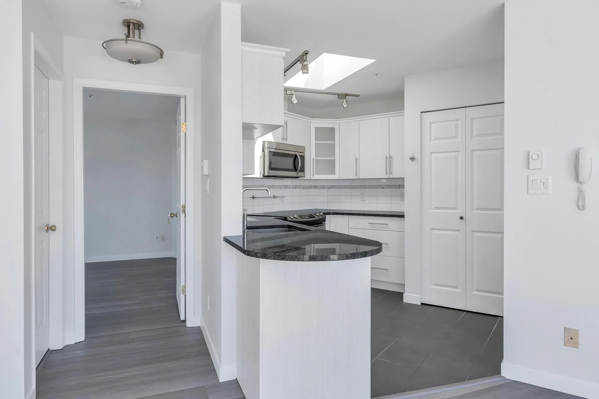404 245 St. Davids Avenue