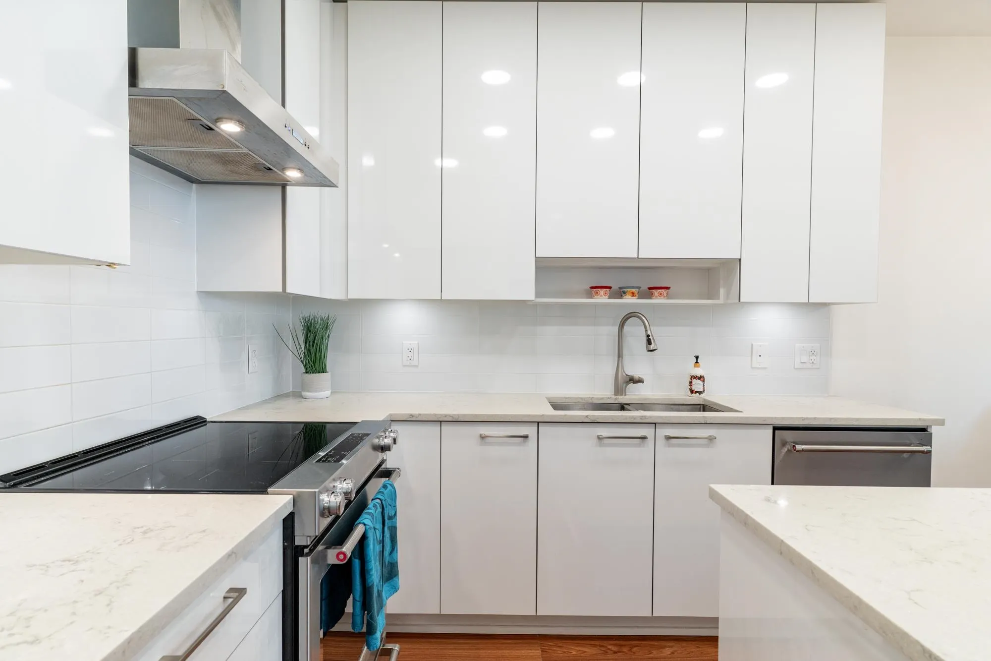306 5460 Broadway