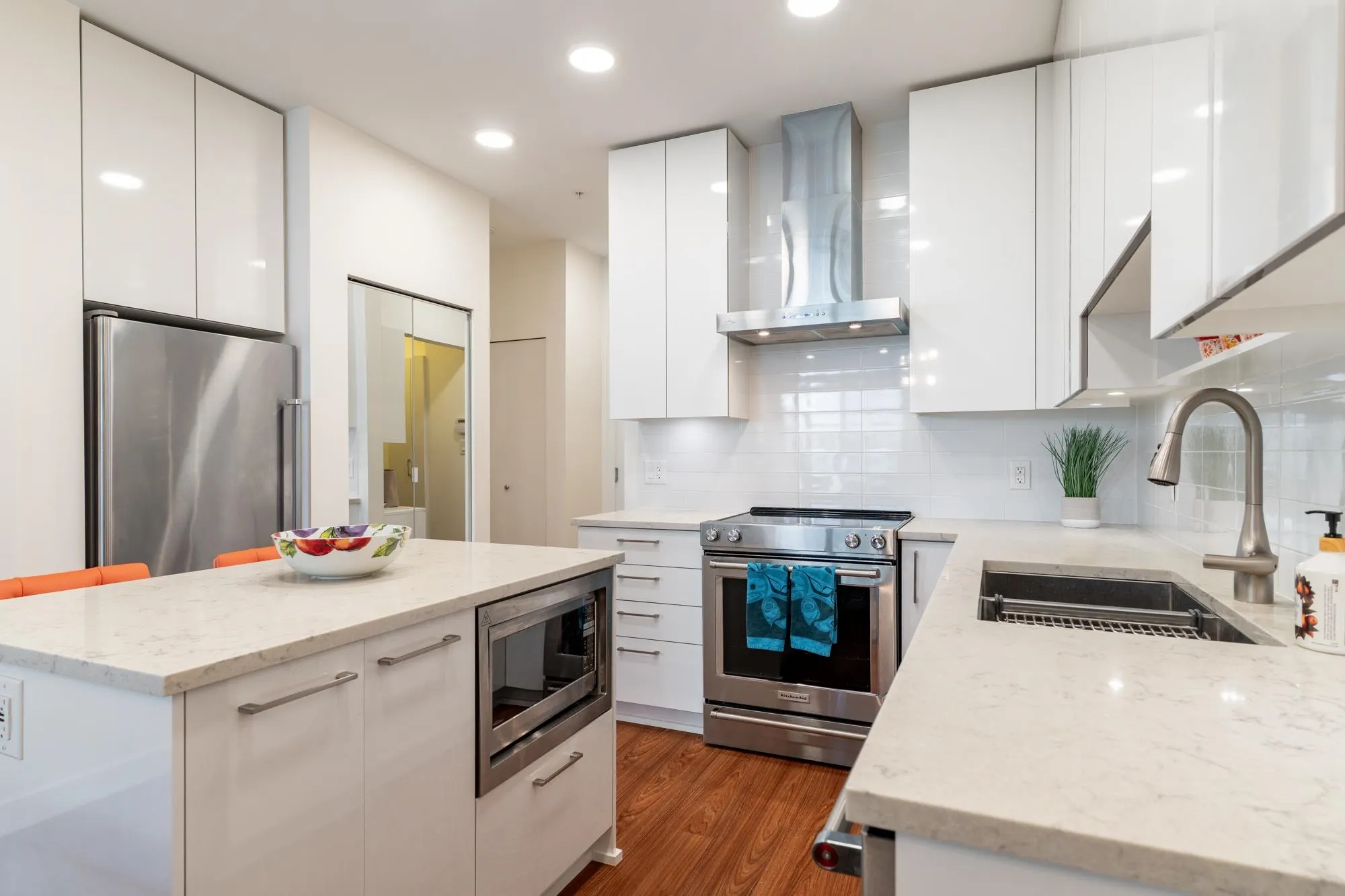 306 5460 Broadway