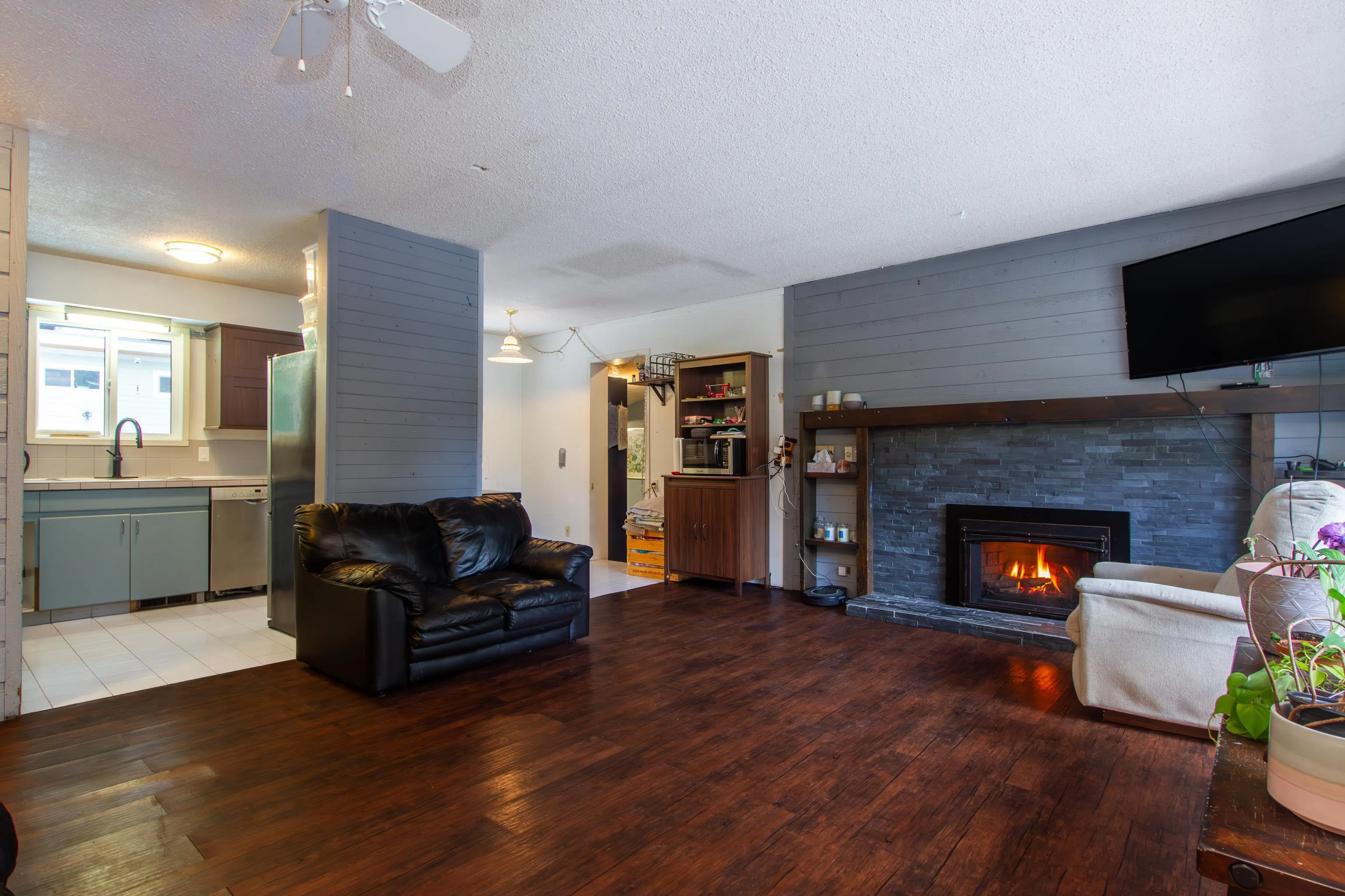 3106 Tyrol Crescent