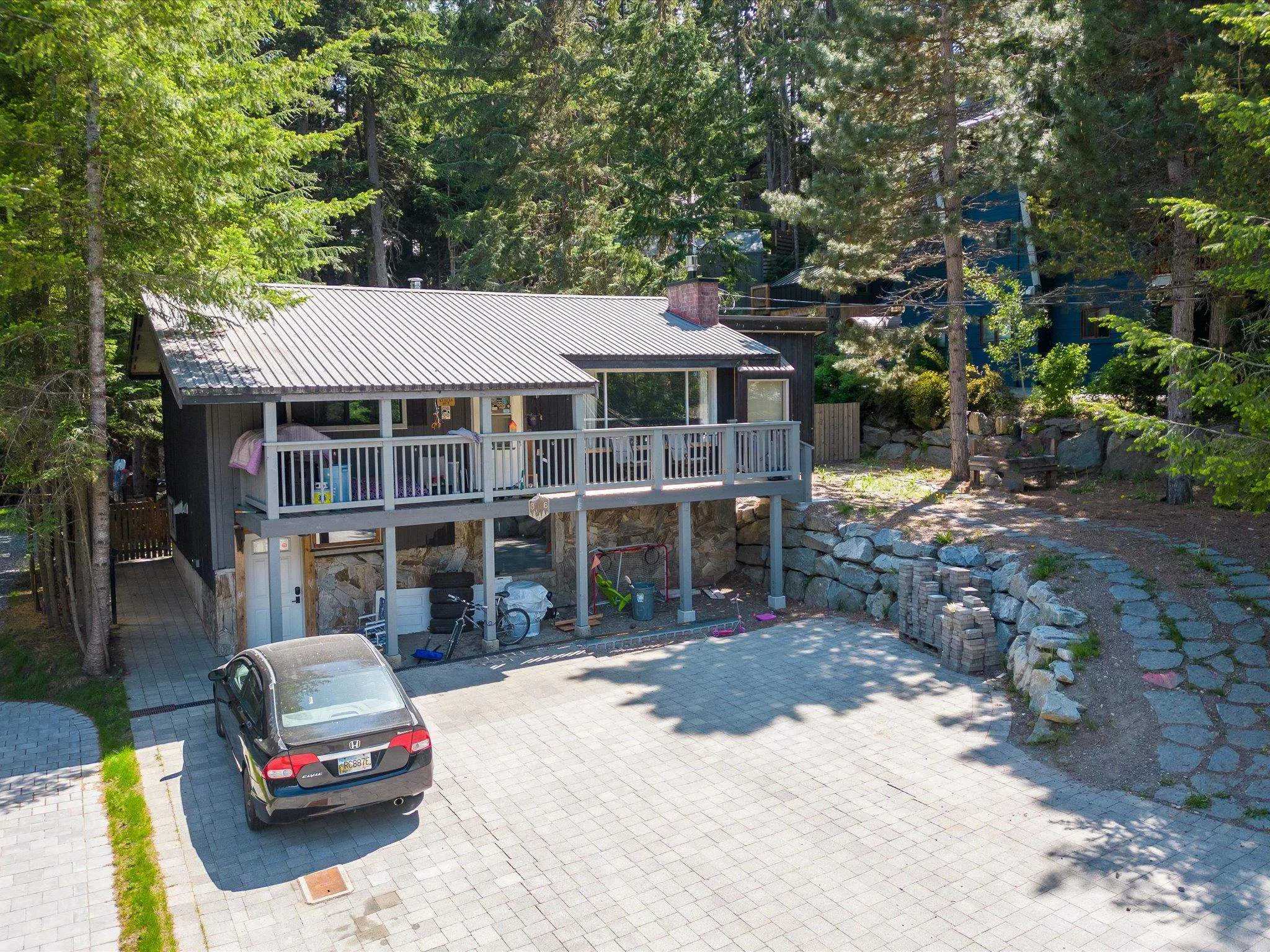 3106 Tyrol Crescent