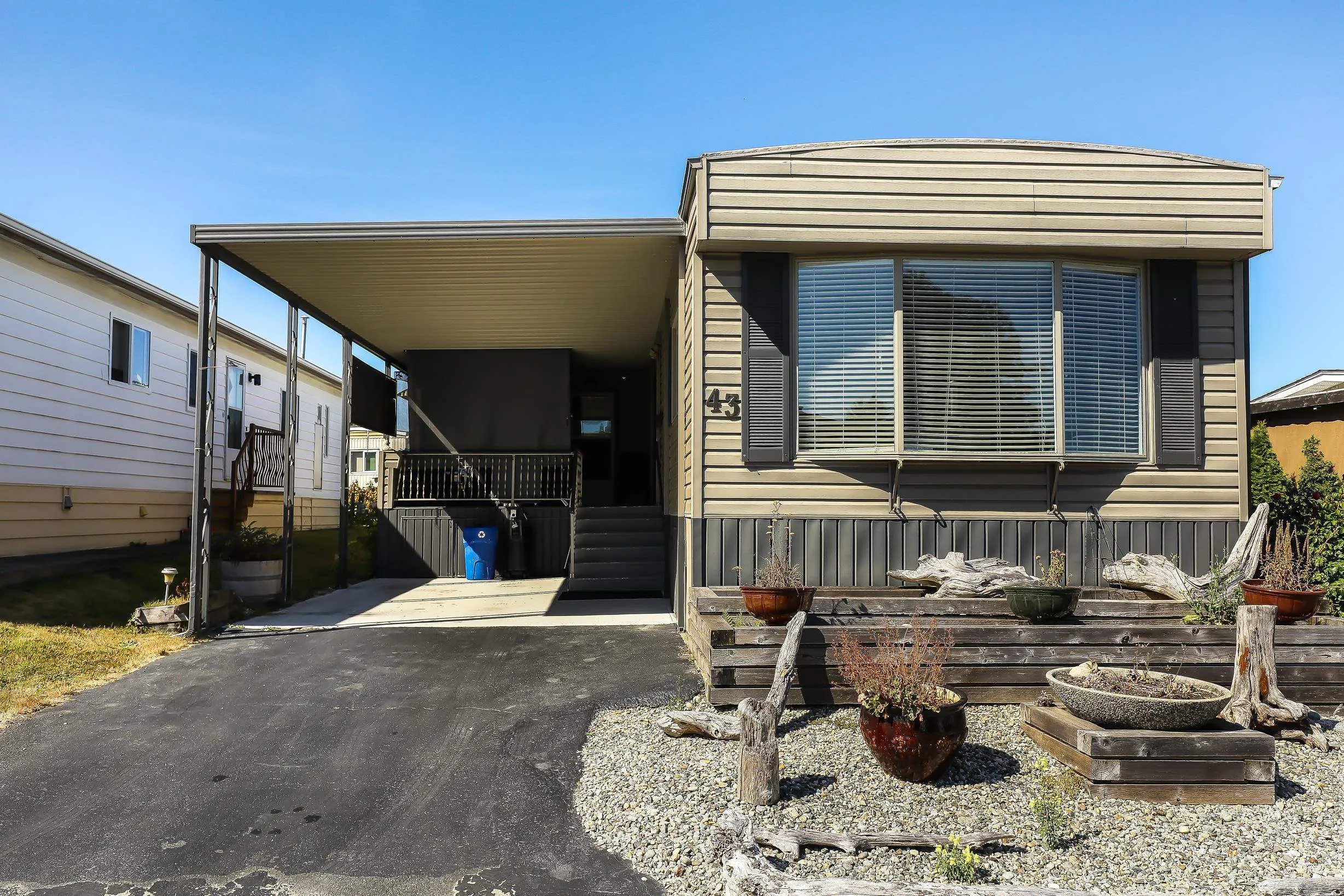 43 15875 20 Avenue