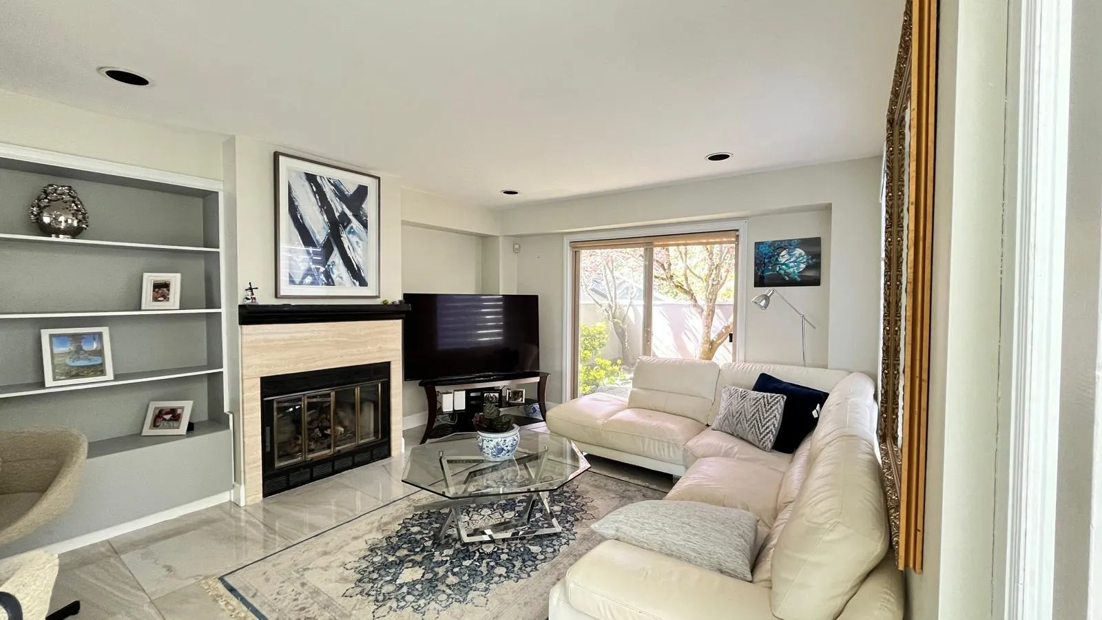 4992 Pinetree Crescent