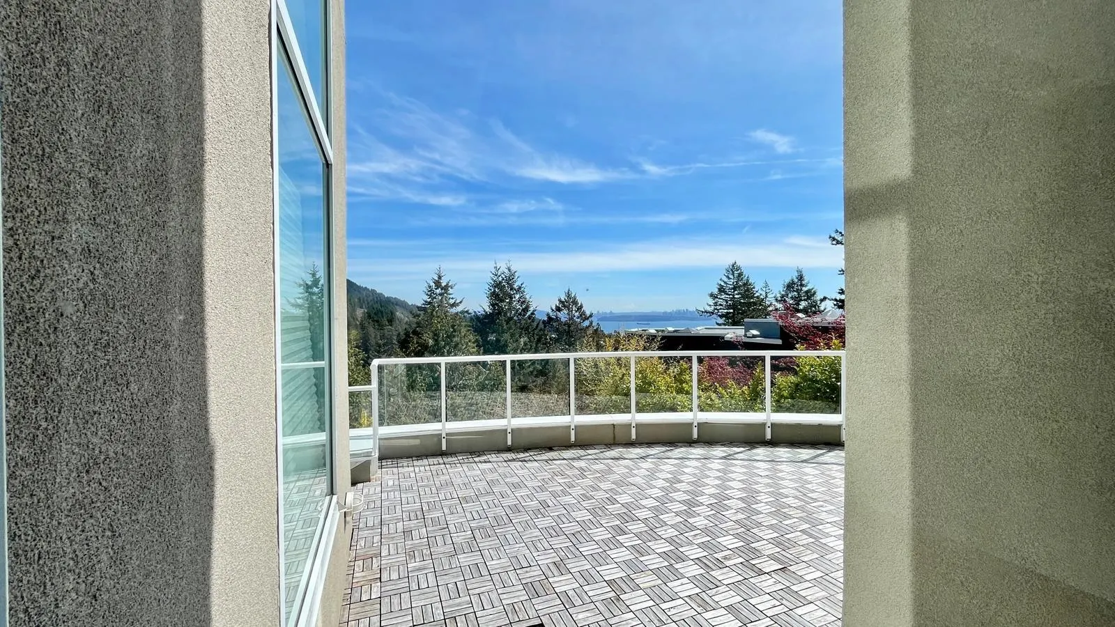 4992 Pinetree Crescent