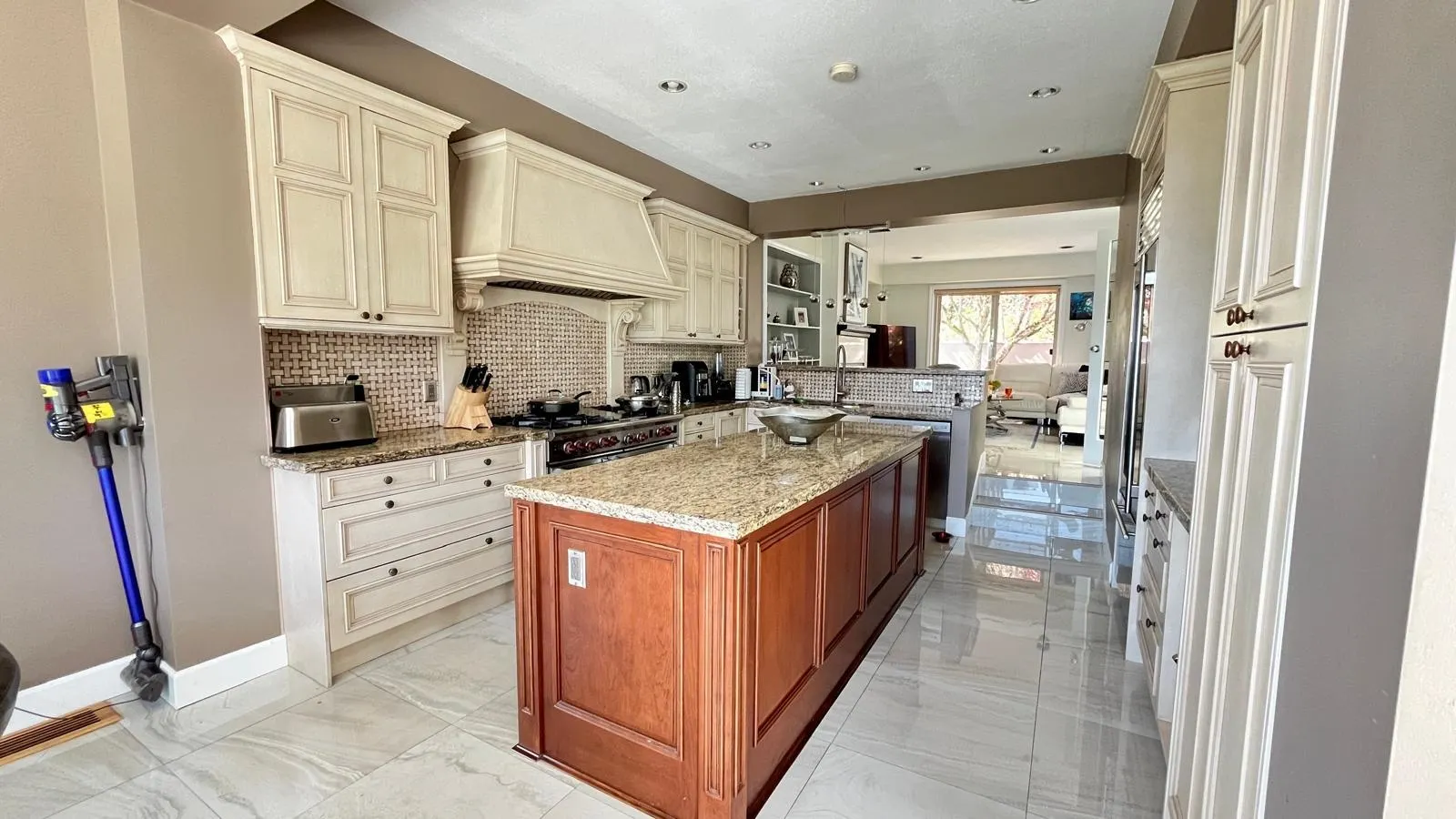 4992 Pinetree Crescent