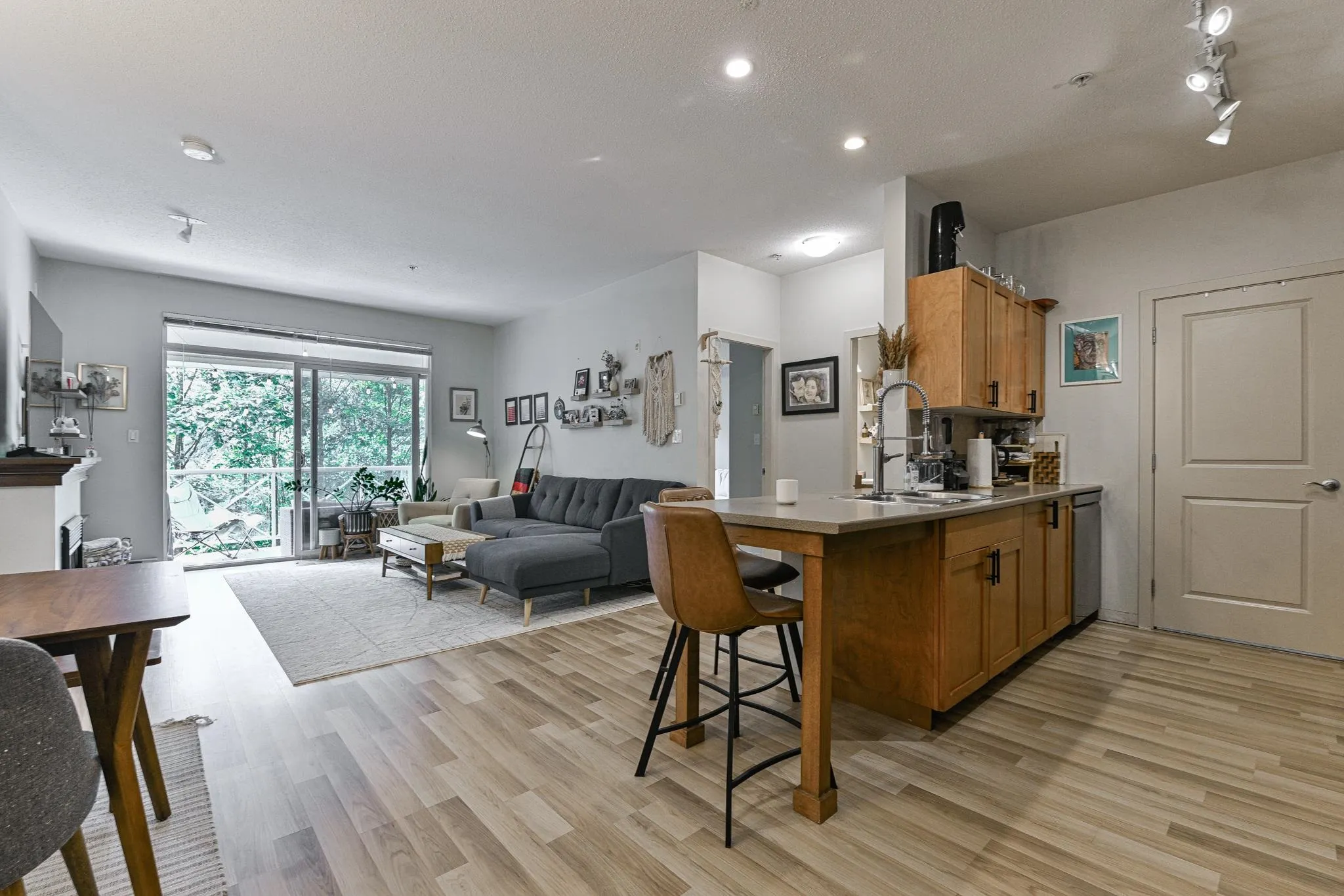 312 33318 E Bourquin Crescent