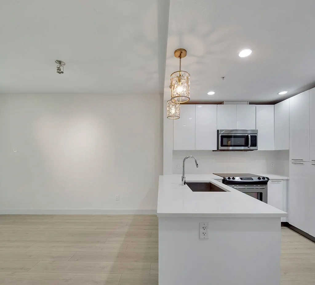 404 733 W 3rd Street