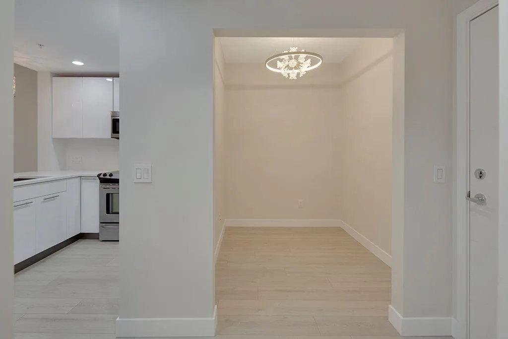 404 733 W 3rd Street
