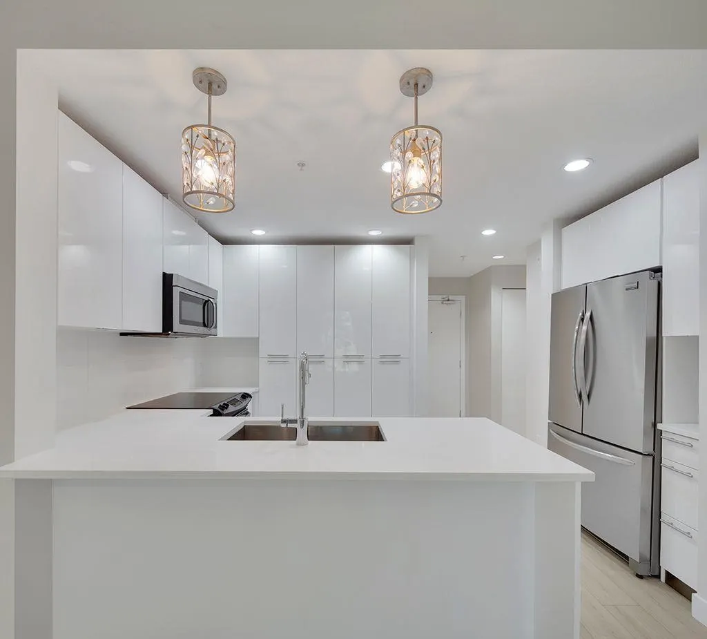 404 733 W 3rd Street