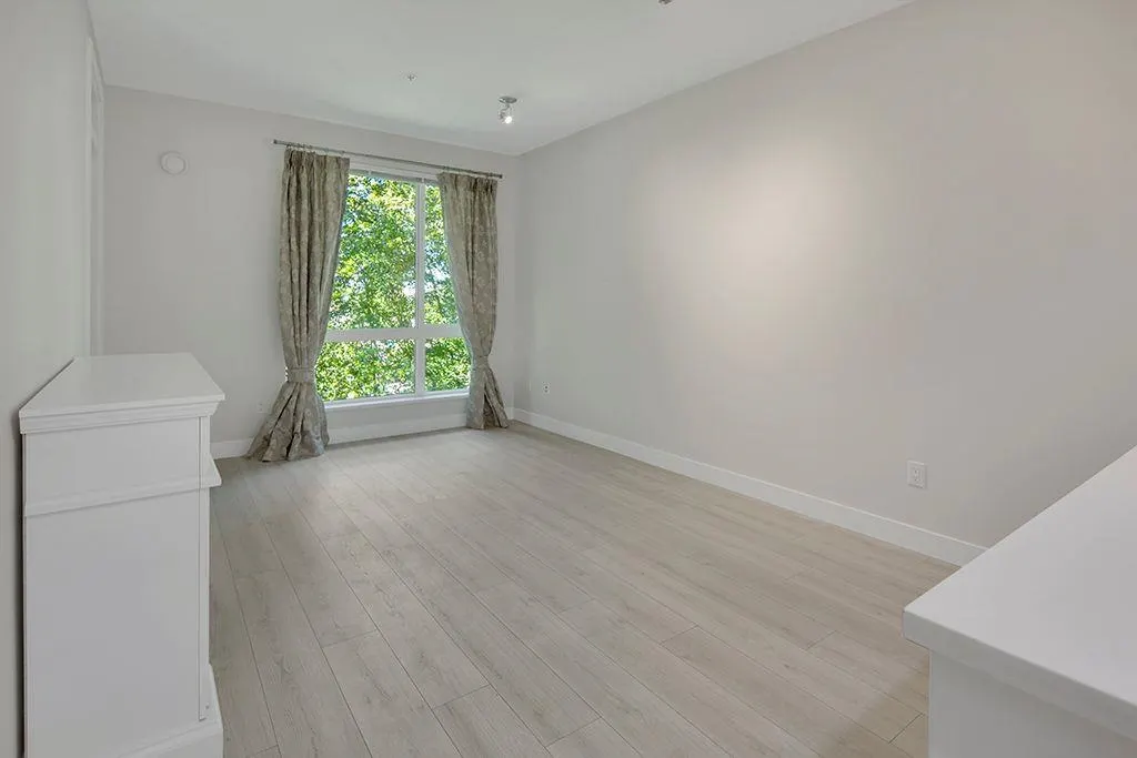 404 733 W 3rd Street