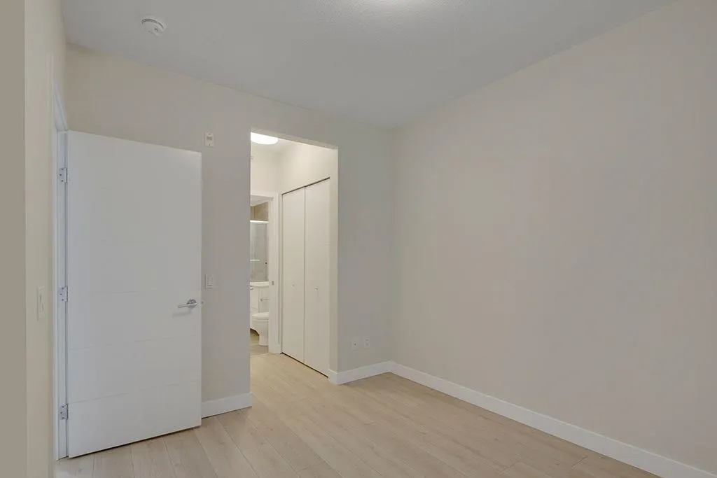 404 733 W 3rd Street