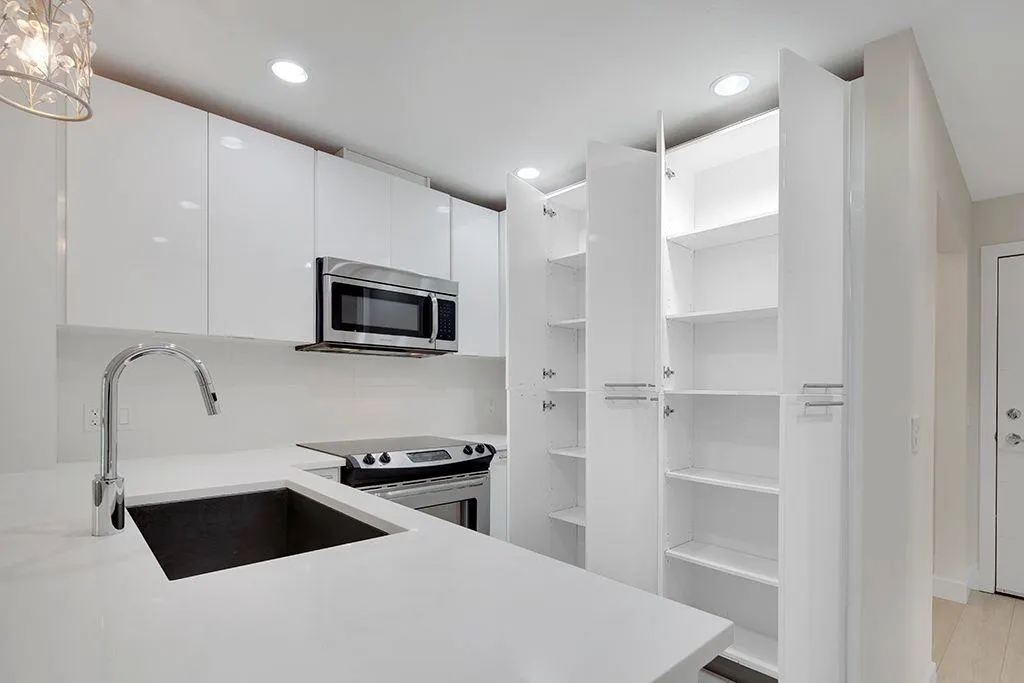 404 733 W 3rd Street