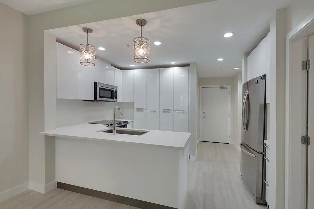 404 733 W 3rd Street