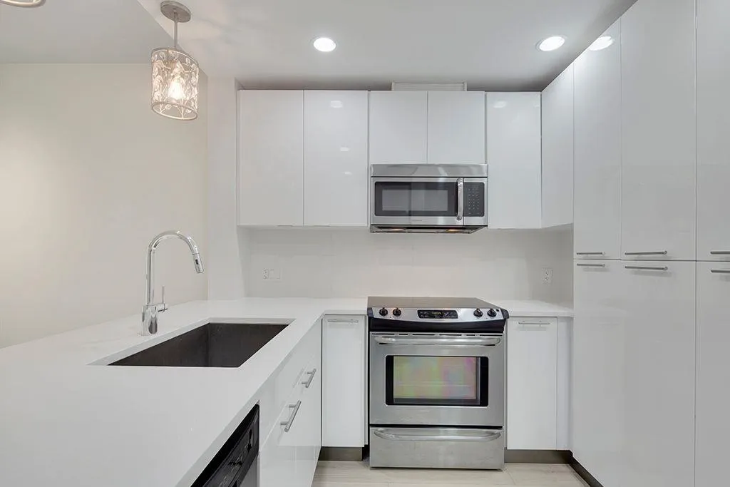 404 733 W 3rd Street
