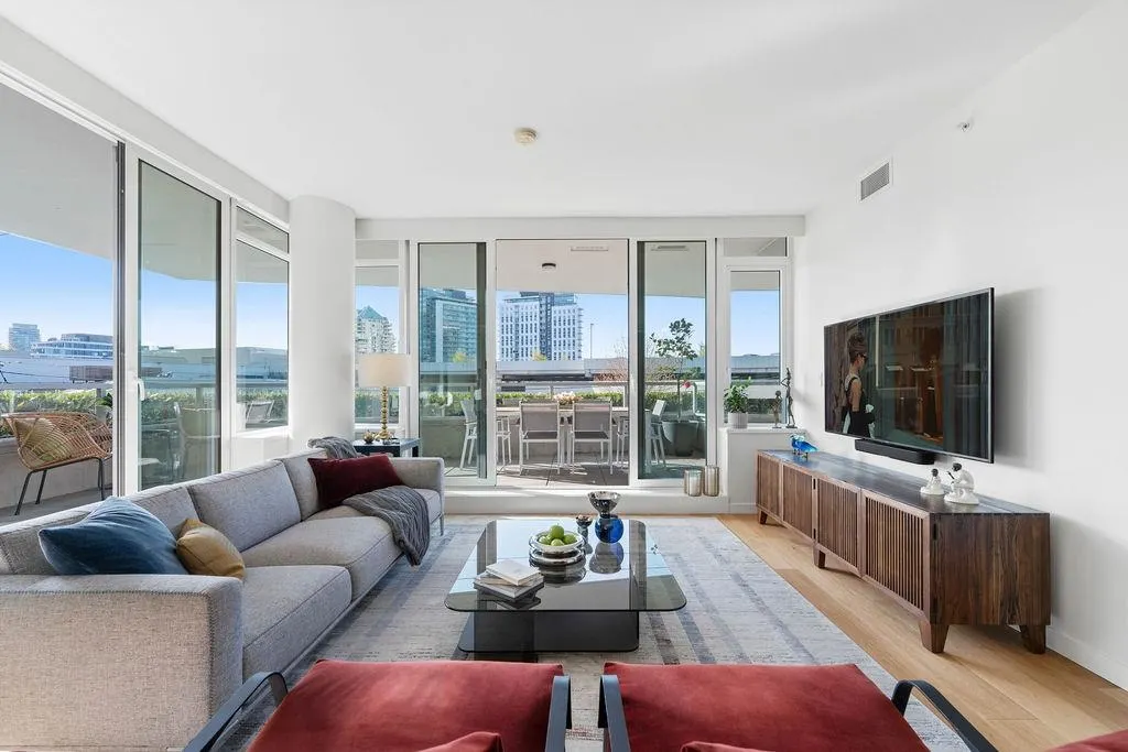 101 768 Arthur Erickson Place