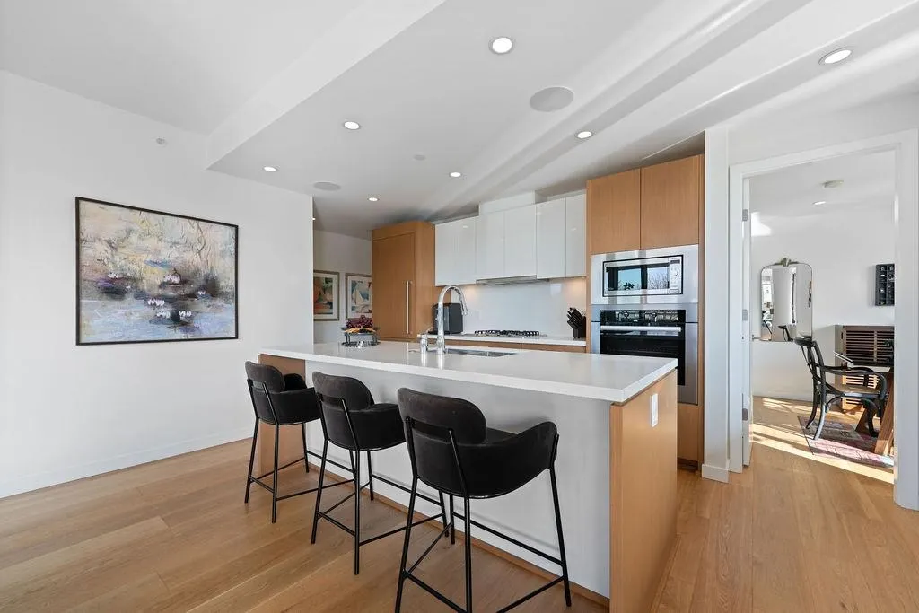 101 768 Arthur Erickson Place