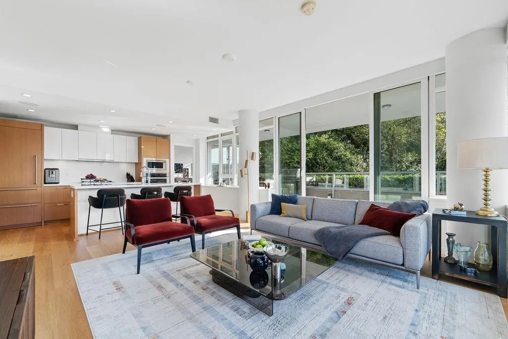 101 768 Arthur Erickson Place
