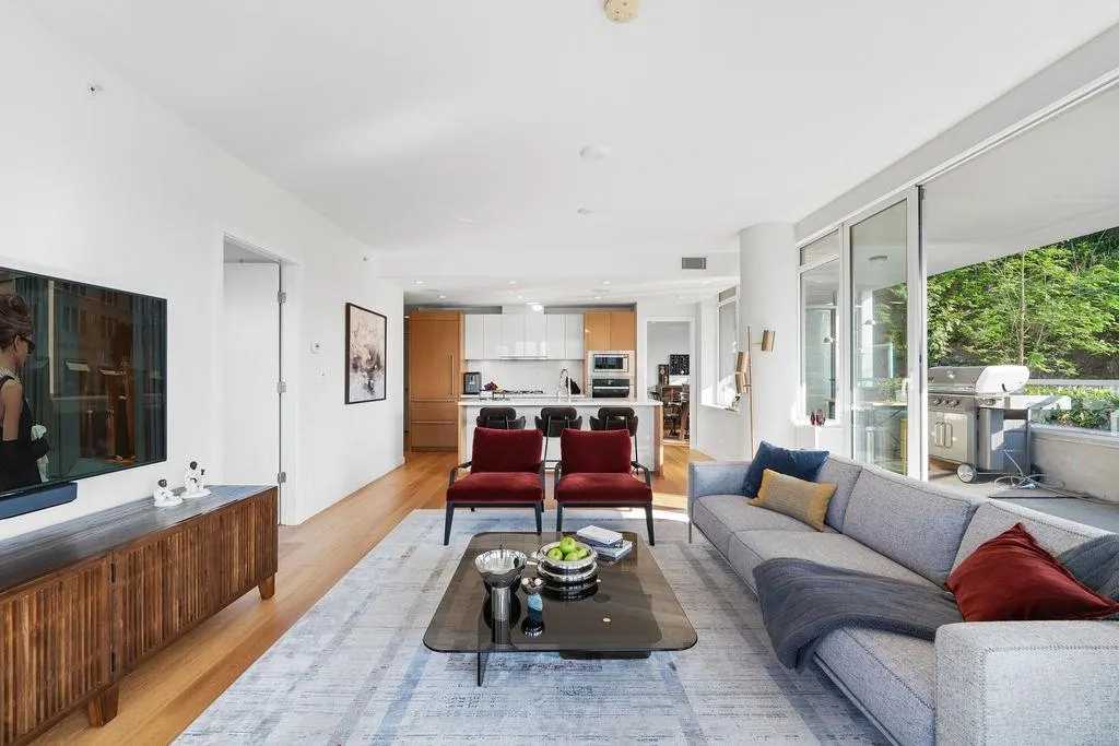 101 768 Arthur Erickson Place