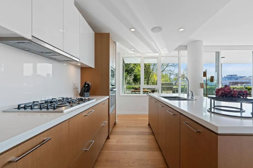 101 768 Arthur Erickson Place