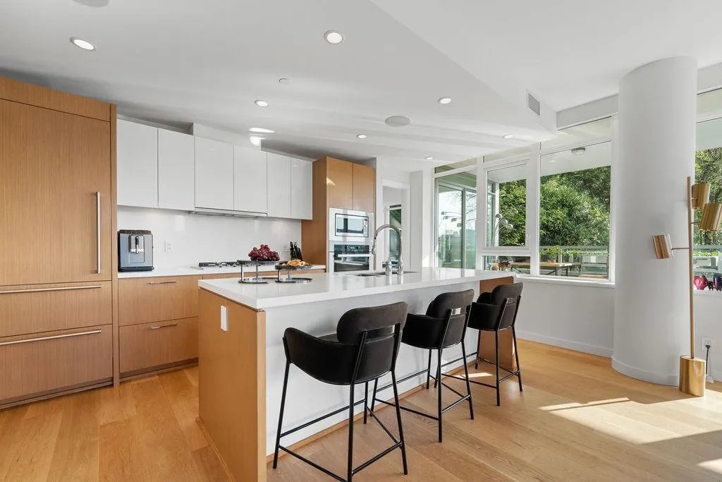101 768 Arthur Erickson Place