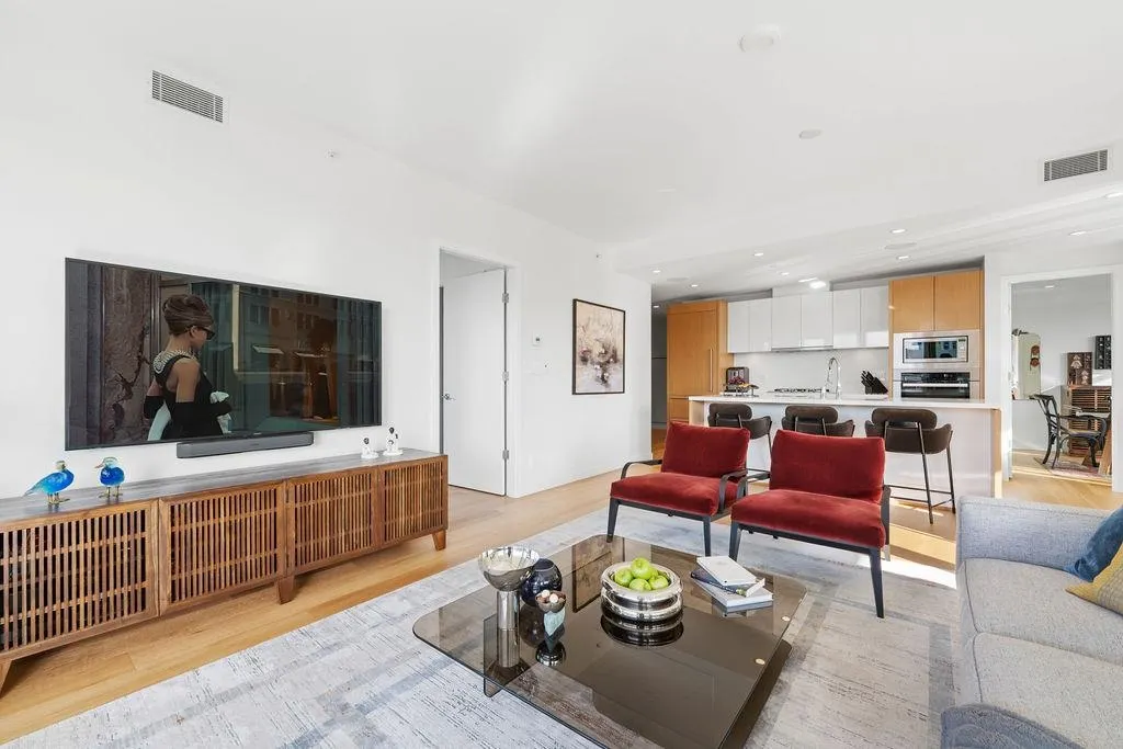 101 768 Arthur Erickson Place