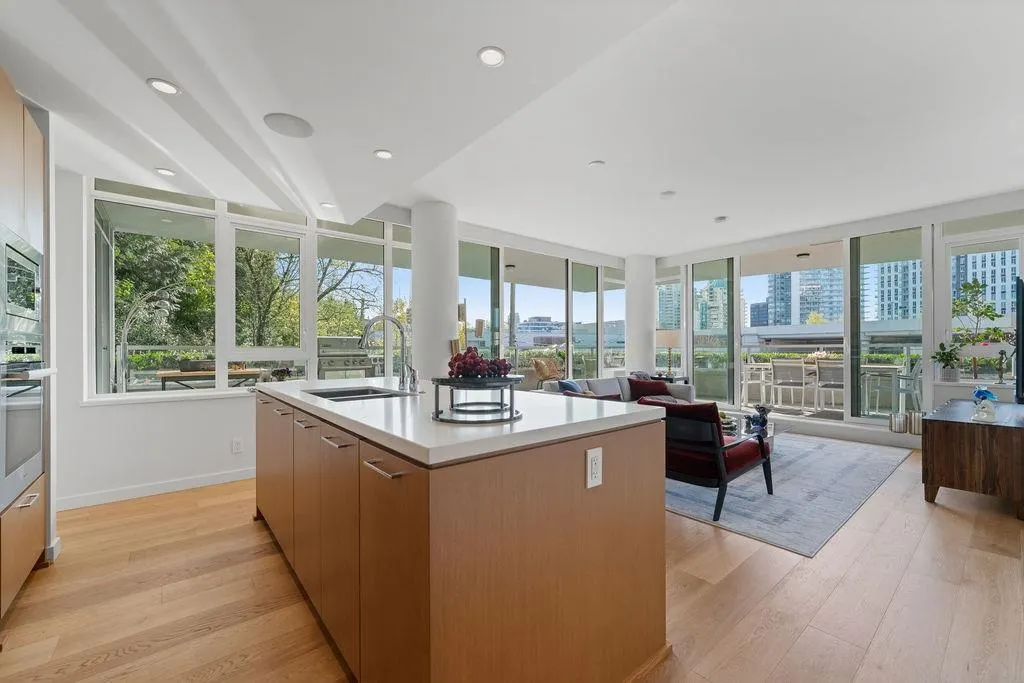 101 768 Arthur Erickson Place