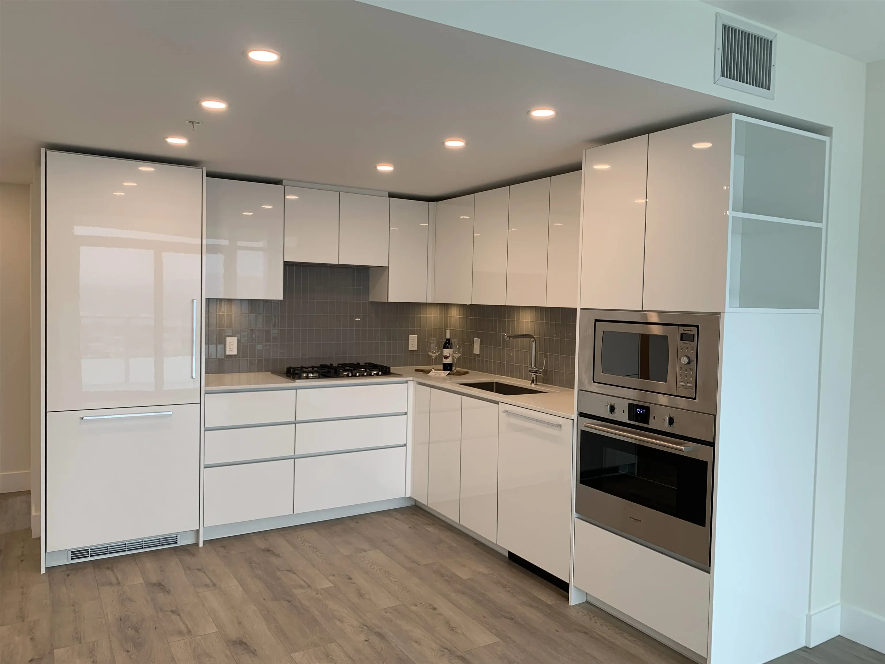 1806 10428 Whalley Boulevard