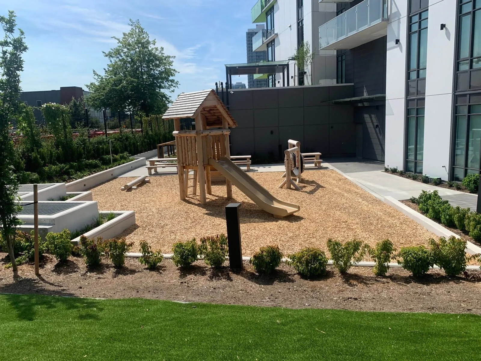 1806 10428 Whalley Boulevard