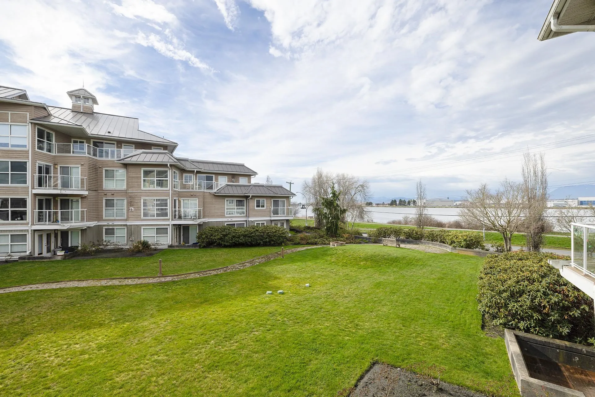 219 5880 Dover Crescent
