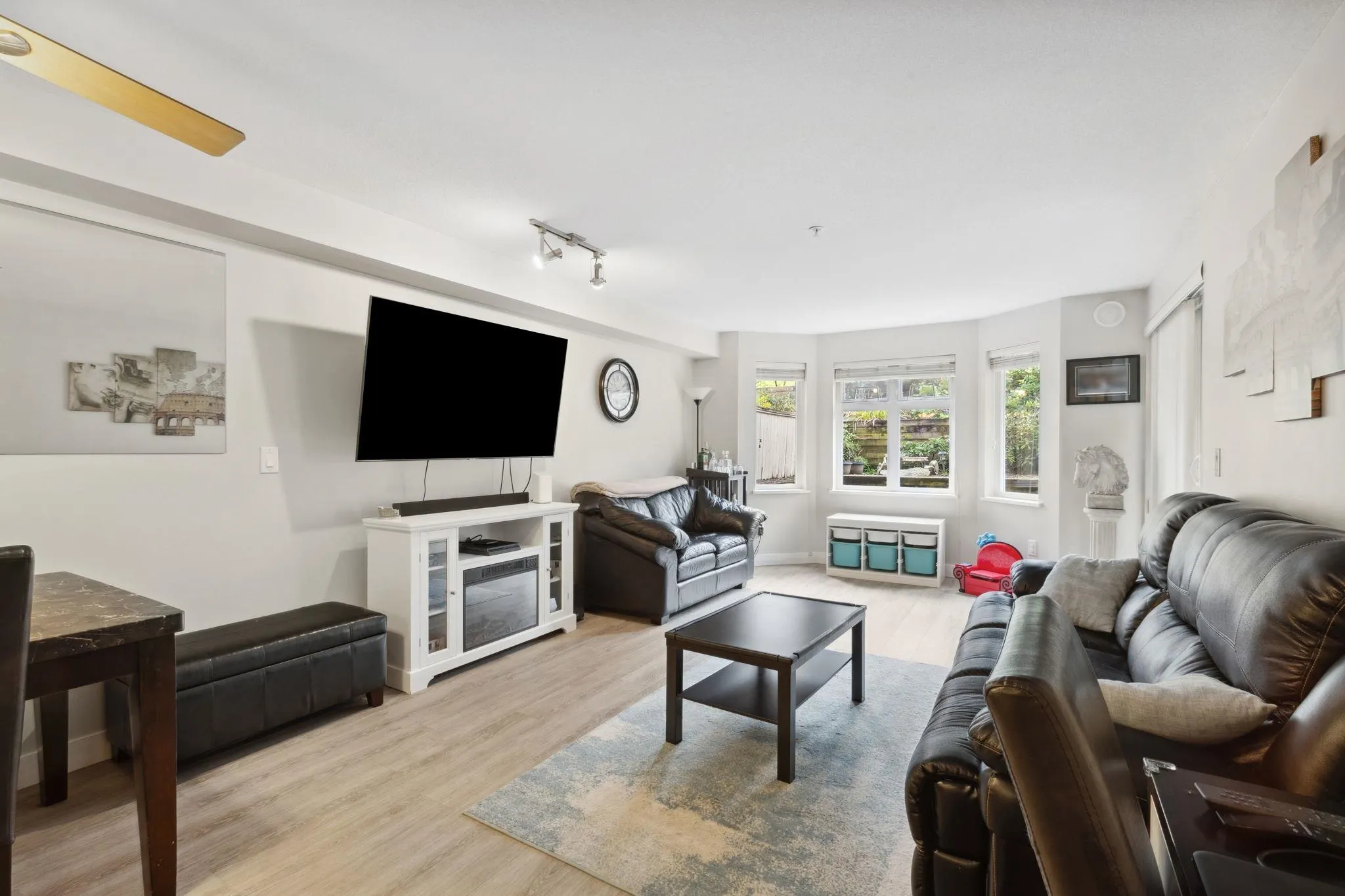 310 160 Shoreline Circle